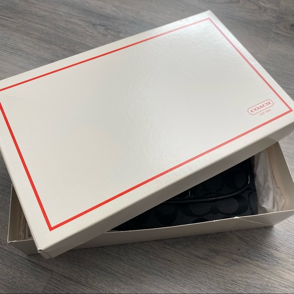 Coach Like New Signature Clutch - Picture 6 of 6